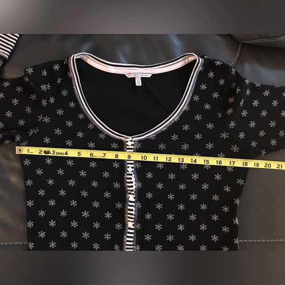 Rare Victoria’s Secret fireside thermal black with white snowflakes PJ set - Picture 8 of 16